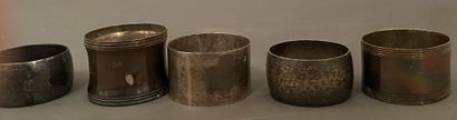 Cinq ronds de serviettes en argent de modèles...