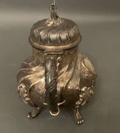 Théière en métal argenté à riche décor rocaille,...