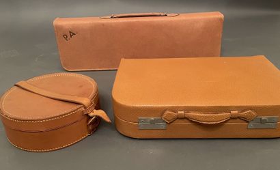 Deux nécessaires de voyage gaînés de cuir...