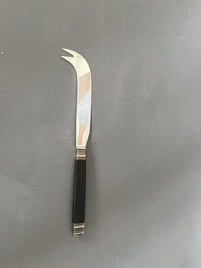Service de couteaux, le manche en bois noirci....