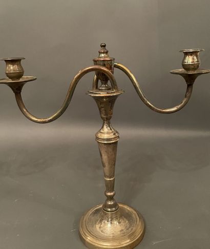 Paire de flambeaux en bronze argenté à deux...