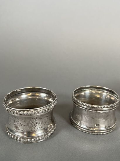 Lot de cinq ronds de serviette et un coquetier...