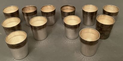 Douze verres à liqueur en argent à décor...