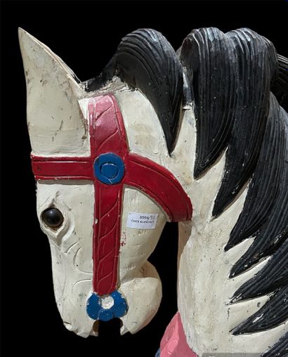 Cheval de manège en bois repeint.
Travail...