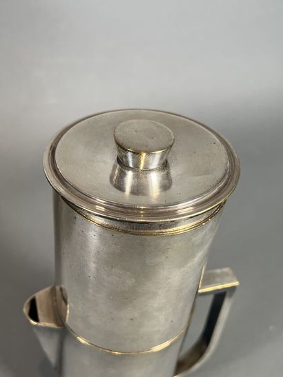 Lot de métal argenté comprenant : une cafetière,...