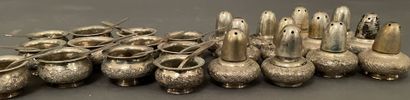 Lot de salières et poivrières en argent ciselé...