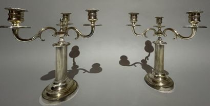 Paire de candélabres en métal argenté à trois...