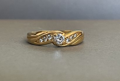 Petite bague en or jaune sertie d'un petit...