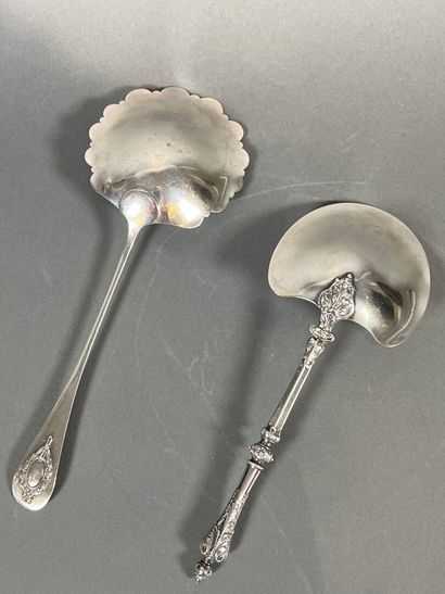 Deux pelles à fraises en argent. 
Poids 115...