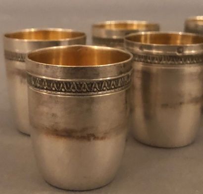 Douze verres à liqueur en argent à décor...