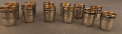 Douze verres à liqueur en argent à décor...