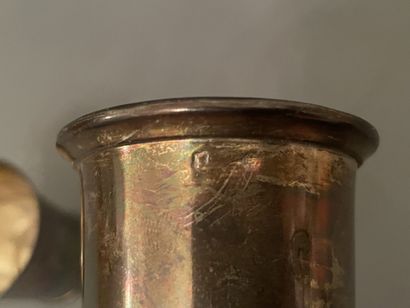 Deux timbales droites à col évasé en argent.
Poids...