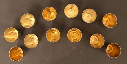 Douze verres à liqueur en argent à décor...