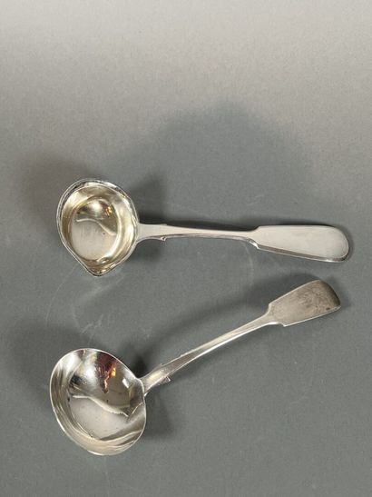 Deux cuillères à sauce en argent. 
Travail...
