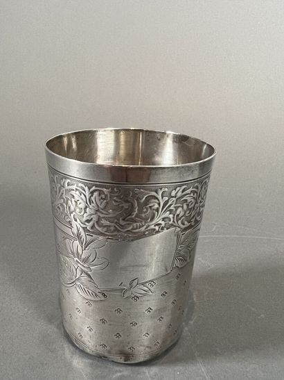 Lot de cinq timbales en argent ciselé à décor...