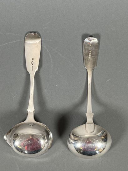 Deux cuillères à sauce en argent. 
Travail...