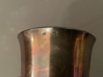 Deux timbales droites à col évasé en argent.
Poids...