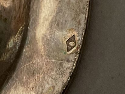 Plat rond et plat ovale en argent à bords...