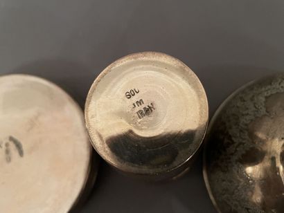 Bol, timbale et boîte ronde en argent ciselé,...