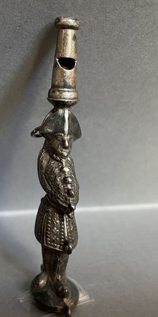 Sifflet d'enfant en métal à décor de polichinelle.
Première...