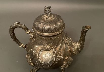 Théière en métal argenté à riche décor rocaille,...