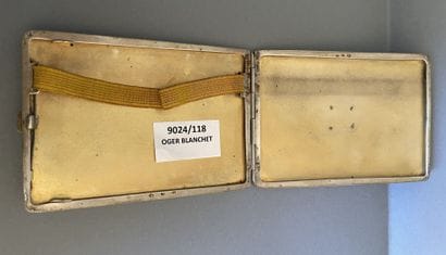 Étui à cigarettes en argent 900 millièmes...