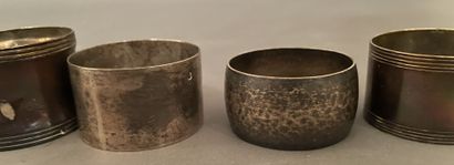 Cinq ronds de serviettes en argent de modèles...