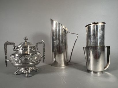 Lot de métal argenté comprenant : une cafetière,...