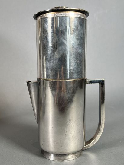 Lot de métal argenté comprenant : une cafetière,...
