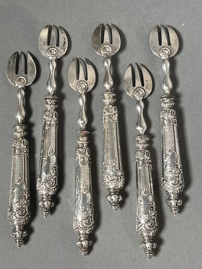 Six fourchettes à huitres en argent ciselé...