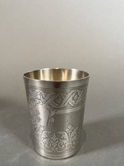Lot de cinq timbales en argent ciselé à décor...