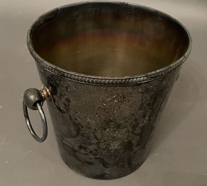 Seau à champagne en métal argenté à frise...