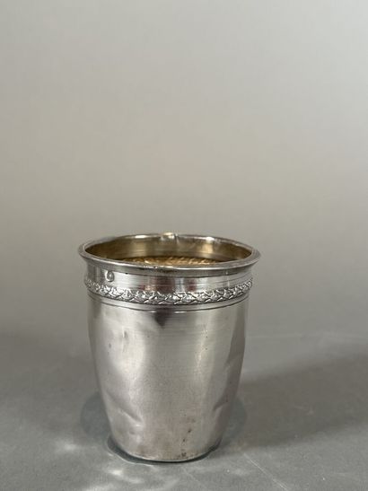 Lot de six timbales en argent ciselé à décor...