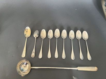 Partie de ménagère en métal argenté, la spatule...