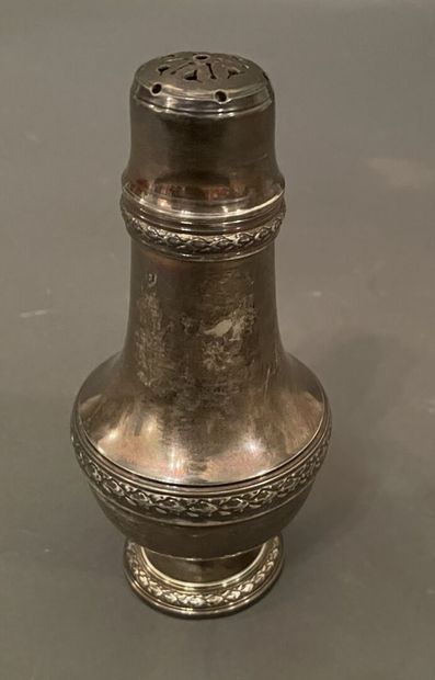 Petit saupoudroir en argent à décor de frises...