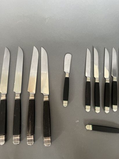 Service de couteaux, le manche en bois noirci....