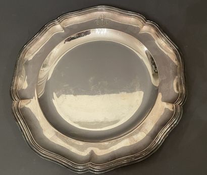 Plat rond chantourné en argent à filet, chiffré...