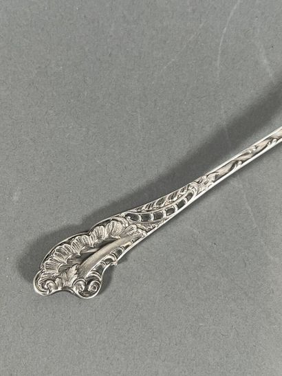 Cuillère à saupoudrer en argent ciselé de...