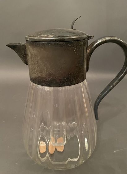 Broc à orangeade en verre et métal, avec...