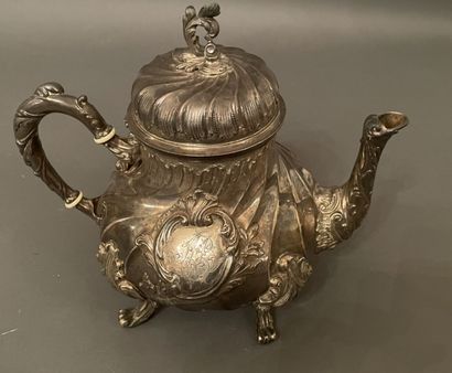 Théière en métal argenté à riche décor rocaille,...