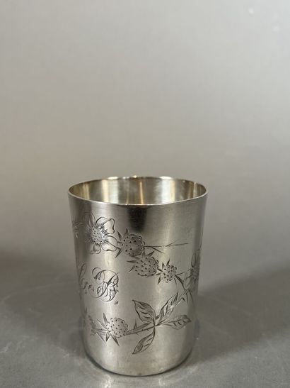 Lot de cinq timbales en argent ciselé à décor...