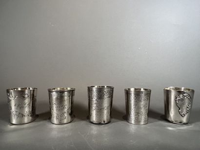 Lot de cinq timbales en argent ciselé à décor...