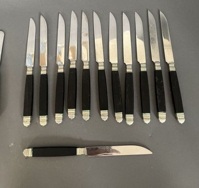 Service de couteaux, le manche en bois noirci....