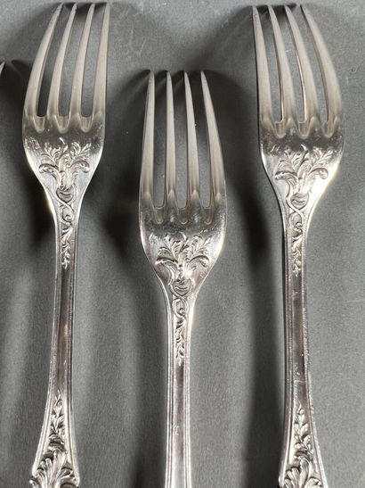 Dix couverts en argent ciselé de motif feuillagé,...