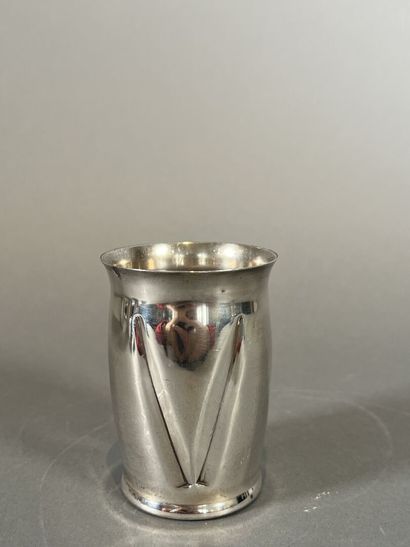 Lot de six timbales en argent ciselé à décor...