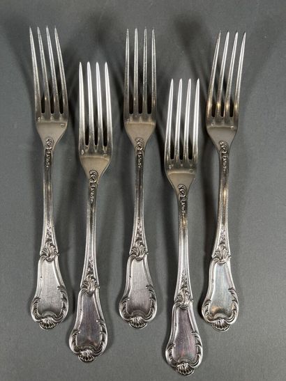 Dix couverts en argent ciselé de motif feuillagé,...