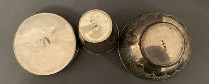 Bol, timbale et boîte ronde en argent ciselé,...