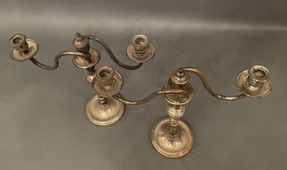Paire de flambeaux en bronze argenté à deux...