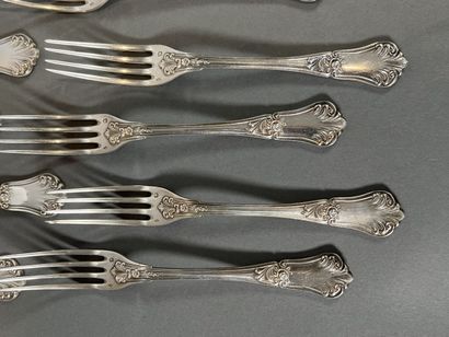 Douze couverts à entremets en argent de style...