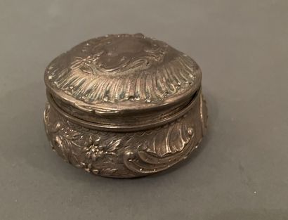 Boite à pilules en argent, le couvercle à...
